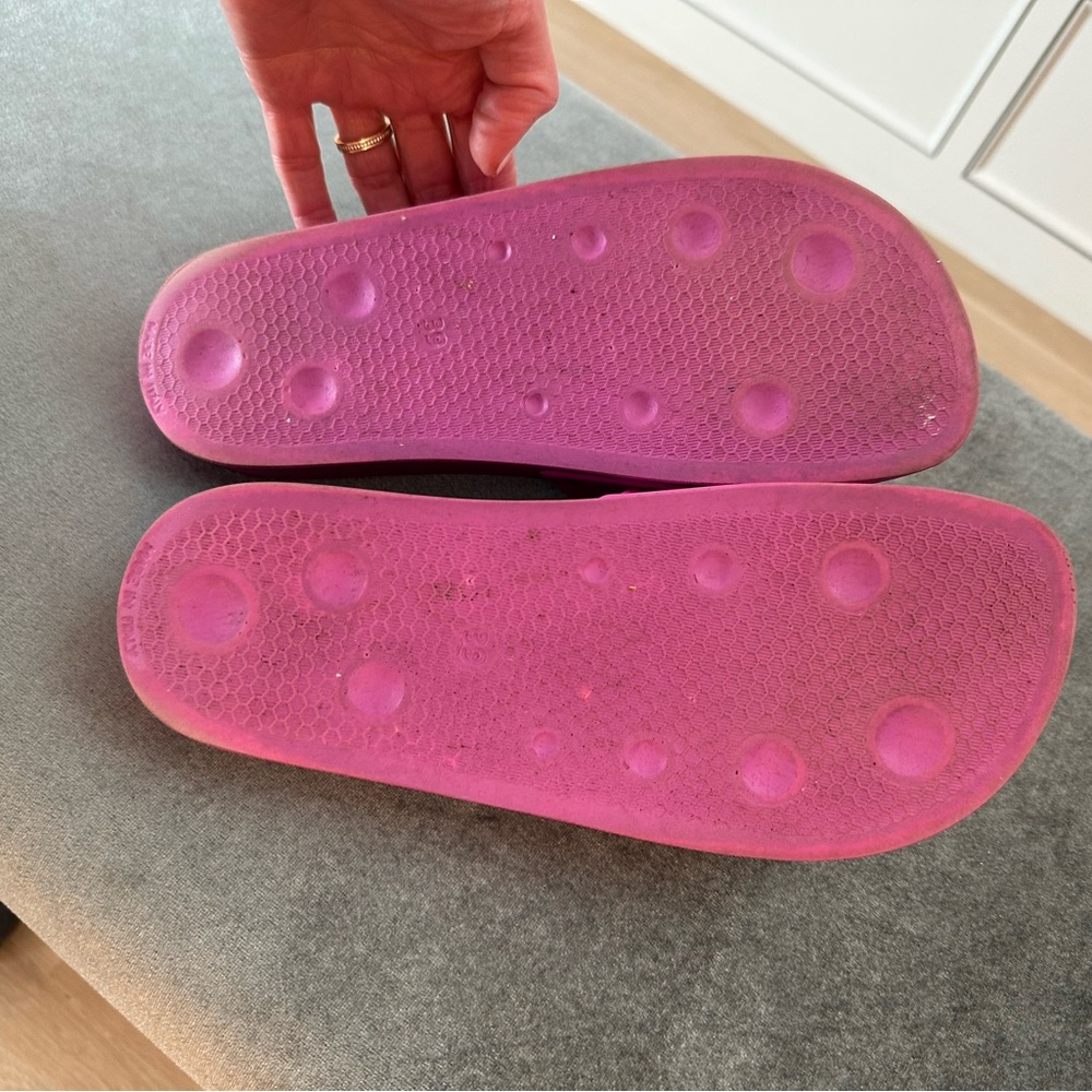 Off-white slides - Picture 6 of 6